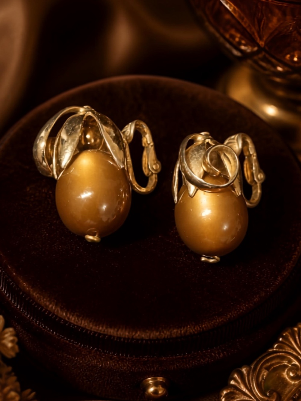 Napier "Cumquat" 1950s Coffee Moonglow Pendant Clip On Earrings 1807